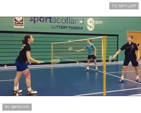 翁泓阳球场暴走到没人能挡，下了飞机拎的包让我想问人生哪出错了